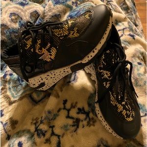 These are really nice shoes sole looks brand new. Size 6 teens or women’s